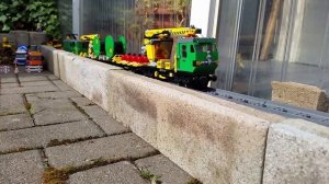 LEGO Поезд едет по мосту для детей