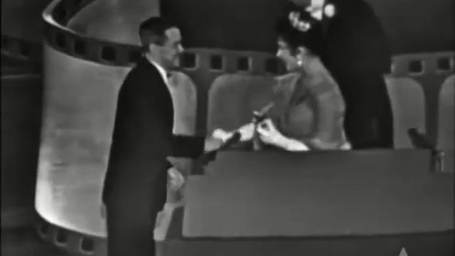 Rita Moreno recibe de Elizabeth Taylor el Oscar al Mejor Vestuario en 1957 смотреть онлайн