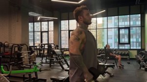 Махи гантелями в стороны