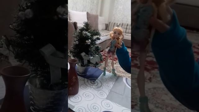 Ардана и Зарина выбирают цветок для Терезы на день рождения.