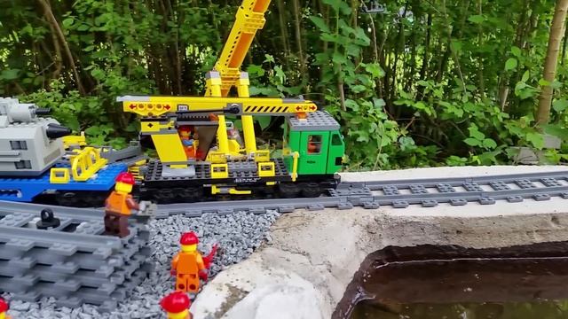 LEGO Грузовой поезд едет к новой платине в саду для детей смотреть онлайн