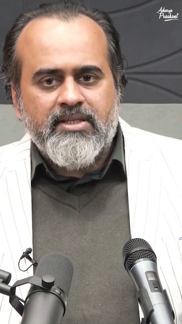 Why are you dissatisfied with life? || Acharya Prashant смотреть онлайн