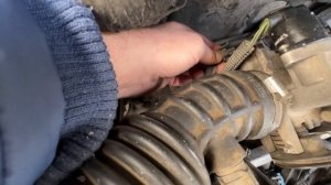 Почему машина сама газует?