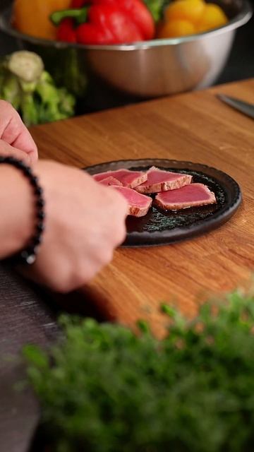 Приготовление Татаки из тунца. #shortsvideo #вкусноедим #тунец #short смотреть онлайн