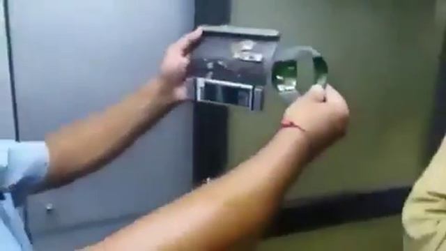 be careful atm hackers trapped, please check carefully when use ATM card смотреть онлайн