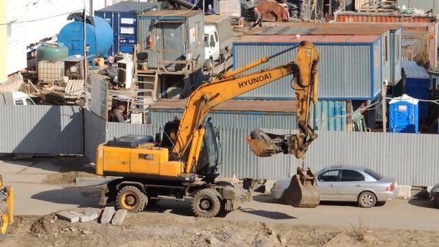 Трал не смог развернутся, чтобы приехать за Экскаватором, Экскаватор едет к нему сам! смотреть онлайн