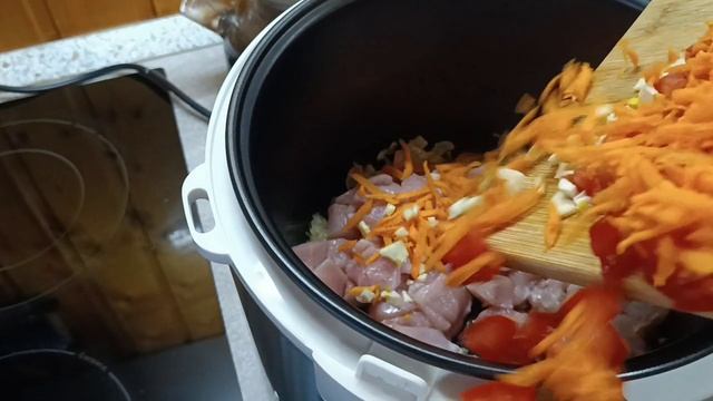 Обрезаем вишню / Птицы на участке. Готовим плов в мультиварке