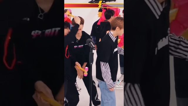stray kids смотреть онлайн
