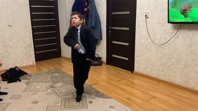 Амин Маматкулов танцует для мамы смотреть онлайн