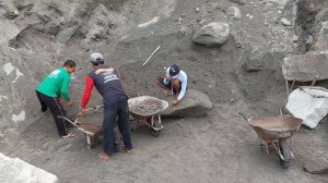 Строительство, шахтёры собирают песок и разбивают камни