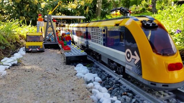 LEGO Пассажирский поезд - В саду на пути к новой железнодорожной станции для детей смотреть онлайн