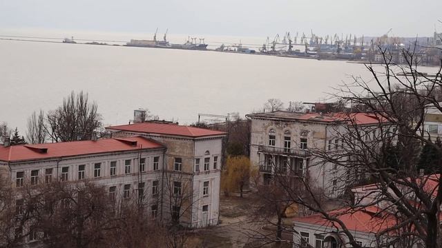 Вид со смотровой площадки на городскй пляж и порт Мариуполя (10.04.2021) смотреть онлайн