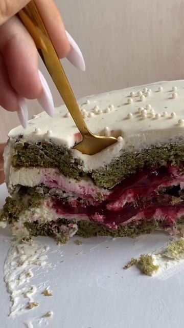 Разрез тортика матча вишня 🧁🍒ещё больше видео о тортиках в профиле🤍 смотреть онлайн