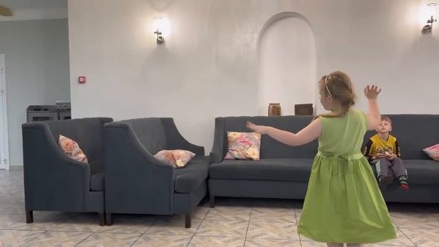 Мы все таки настырные 😹😹😹И туда попали😂😂😂Бабушка с внуками смотреть онлайн