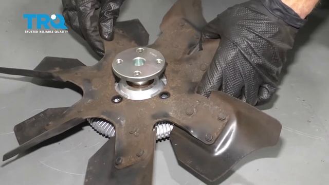 How to Replace Radiator Fan Clutch 1984-2001 Jeep Cherokee смотреть онлайн