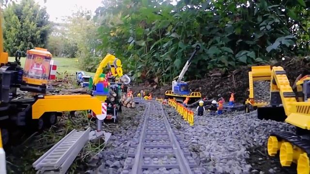 LEGO Грузовой поезд прибыл на месторождение полезных ископаемых смотреть онлайн