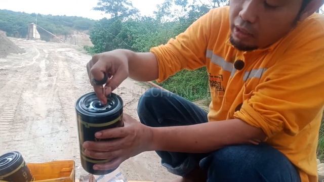 Mekanik Alat Berat Service 1000 jam Cara mengganti Main Fuel Filter di Excavator Komatsu PC200-8M0 смотреть онлайн