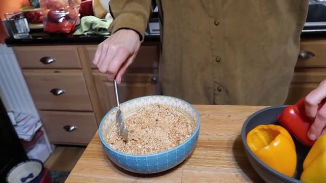 Vegan in a Hurry - Quinoa Stuffed Peppers - Veganuary Day 17! смотреть онлайн