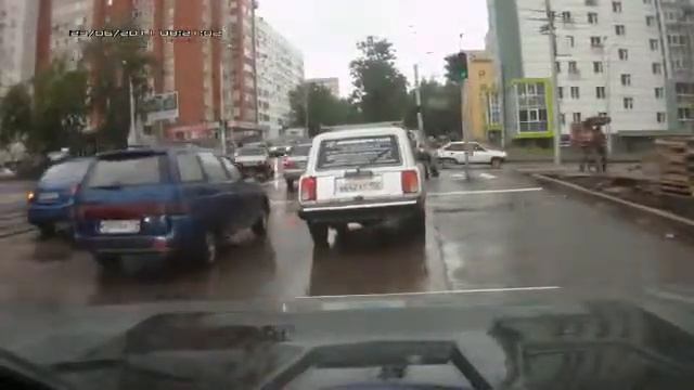 Светофор установлен прямо на полосе движения смотреть онлайн