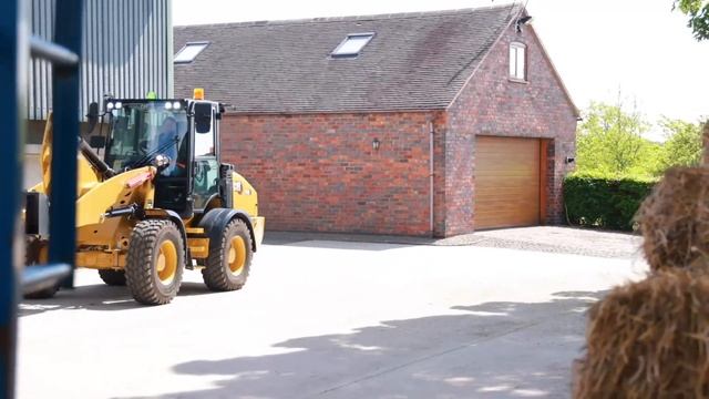 908 High Lift with Bale Spear at Work | Next Generation Cat® Compact Wheel Loaders смотреть онлайн