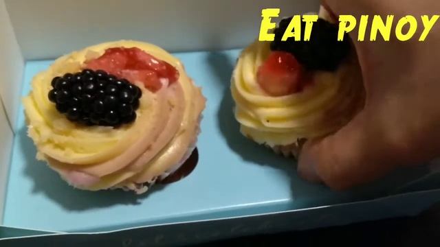 LONDONS BEST CUPCAKES | BLACKBERRY AND APPLE CRUMBLE CUPCAKES - LOLAS CUPCAKES смотреть онлайн