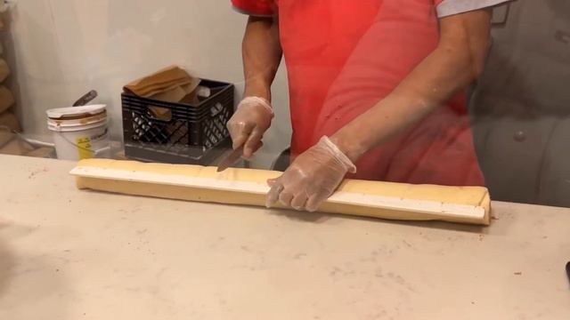 Visiting cinnabon in the USA! смотреть онлайн