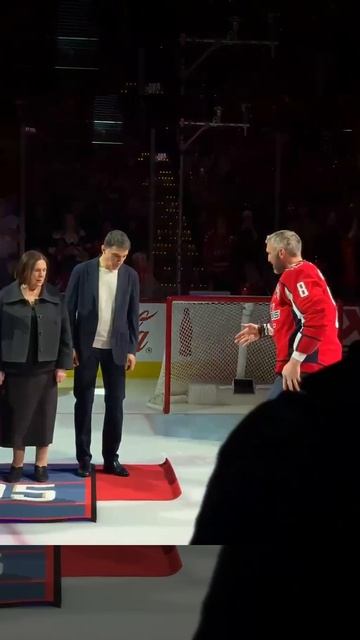 Овации Александру Овечкину на домашней арене Вашингтона перед матчем с Каролиной, 11.04.2025 смотреть онлайн