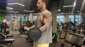 Подъем штанги на бицепс