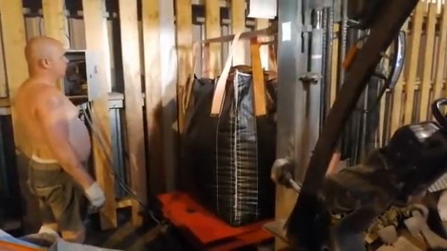 уплотнение Биг-бегов на вибростоле ВИБРОМАШ-360p