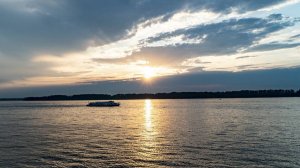 Издалека долго Течет река Волга, Течет река Волга, Конца и края нет.