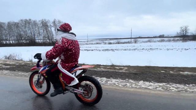 ПРОЕХАЛСЯ В КОСТЮМЕ ДЕДА МОРОЗА,В НОВЫЙ ГОД! смотреть онлайн