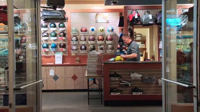 Family Bowling at the Stations смотреть онлайн