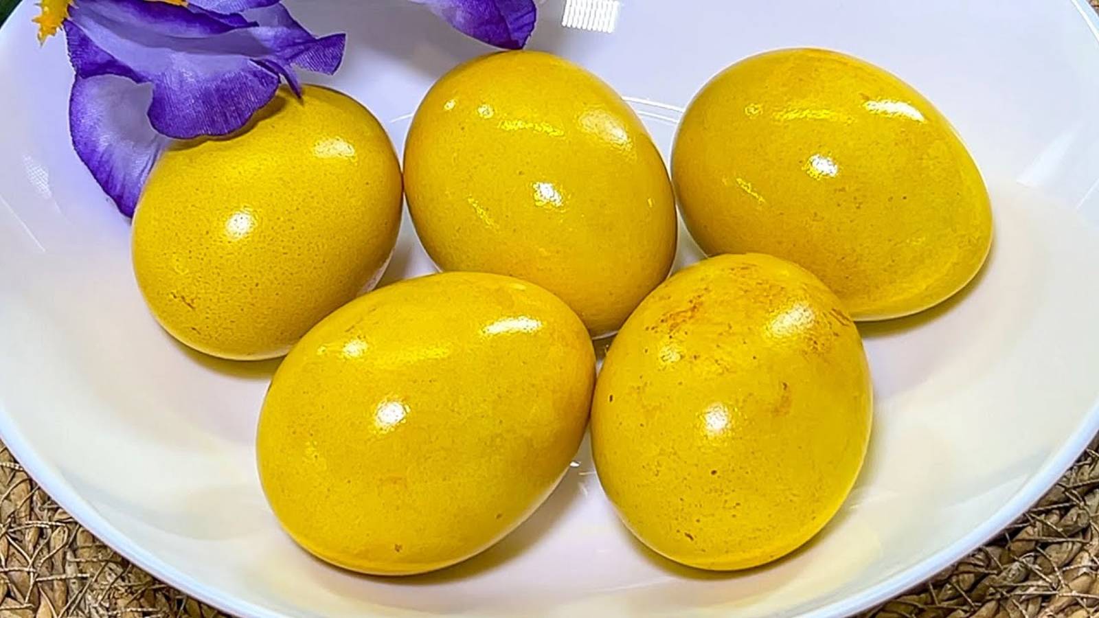 Как красиво покрасить яйца куркумой! Как оригинально и красиво покрасить яйца на Пасху без химии смотреть онлайн