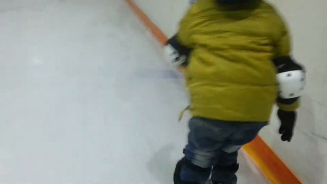 ⛸ Папа обучает Никиту гонять на скорости 👉 МХА "Дельфин" г.Находка 🐬 смотреть онлайн