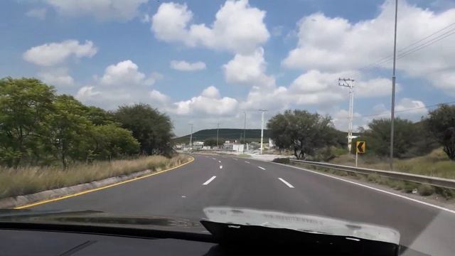 BMW X4 2021 en un camino de terraceria смотреть онлайн