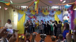 Музыкальная игра с родителями  "Музыкальная змейка"