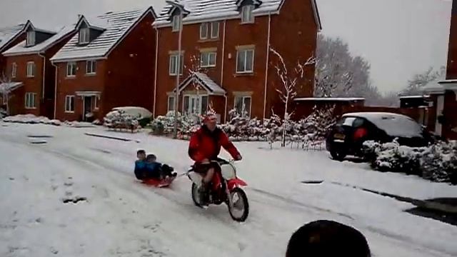 Honda CRF 70 Sledge Snow at Christmas смотреть онлайн