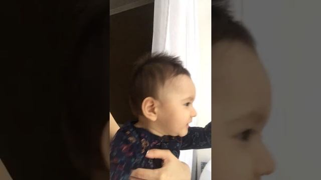 Сидим на подоконнике. Ждём птичек. Тиме 8 мес. смотреть онлайн