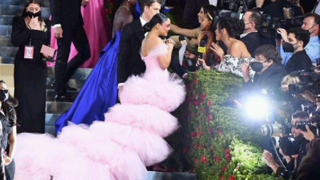 Met Gala 2023 Live:Kim Kardashian And Paris Hilton Get Ready In New York | Kim & North At Met Gala смотреть онлайн