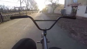 Катание на bmx по городу делая трюки!!!!!!!