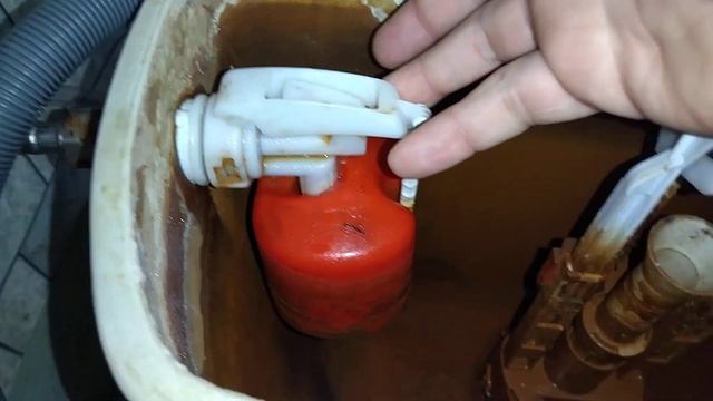 Если ТАК СДЕЛАТЬ, то поплавок в сливном бачке унитаза больше НИКОГДА не будет зависать! смотреть онлайн