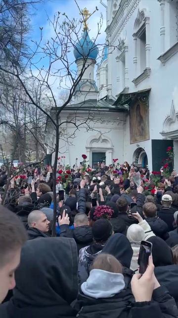 Обстановка у храма Петра и Павла в Лефортово — толпа скандирует имя Паши Техника смотреть онлайн