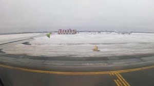 Взлёт из зимнего и пасмурного Омска