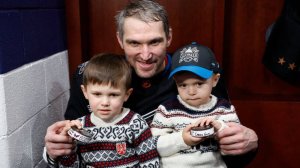 Жена Александра Овечкина показала, как его трогательно поздравили сыновья с великим достижением