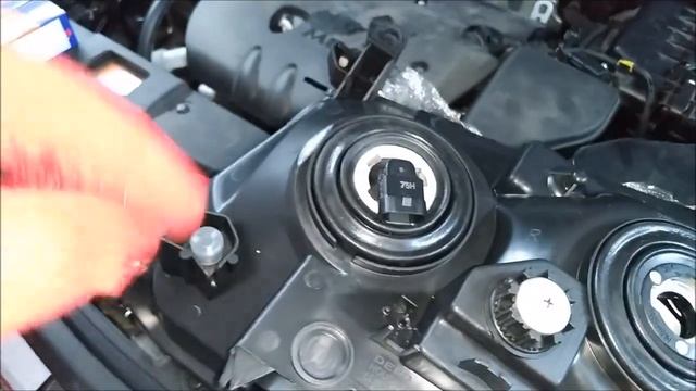 Меняем лампы ближнего и дальнего света - Mitsubishi Outlander 3