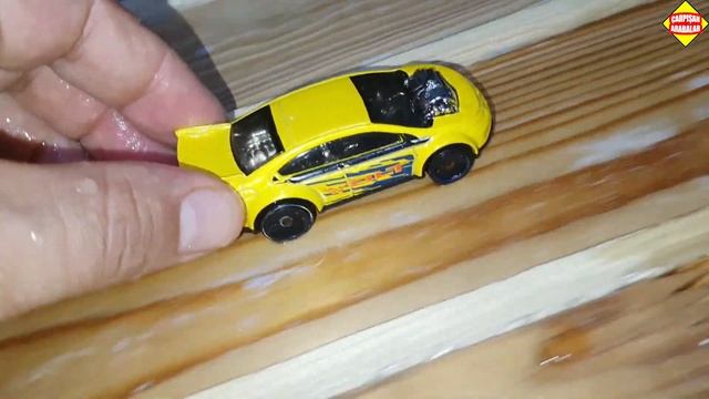 Su içindeki Oyuncak Arabaları Ahşap Rampadan Oyuncak Kutusuna Düşüyor смотреть онлайн