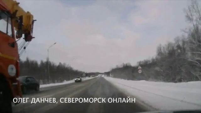 Автокран создаёт опасную ситуацию на дороге смотреть онлайн