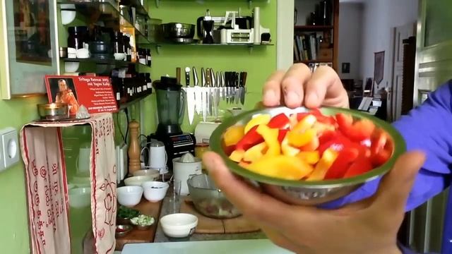 Gemischter Salat mit Kurkuma-Dressing ~ Rohes Hauptgericht смотреть онлайн