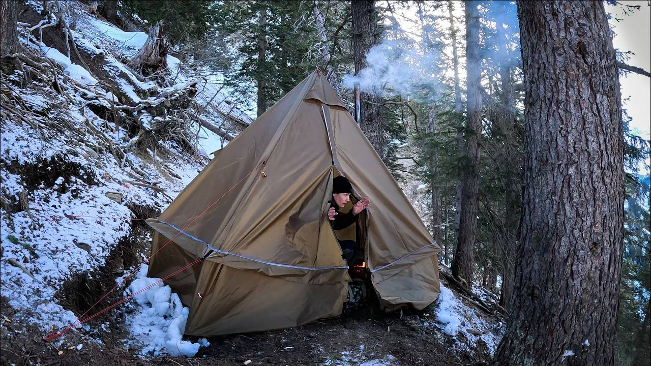 Одиночный зимний кемпинг с горячей палаткой во время снегопада | ASMR смотреть онлайн