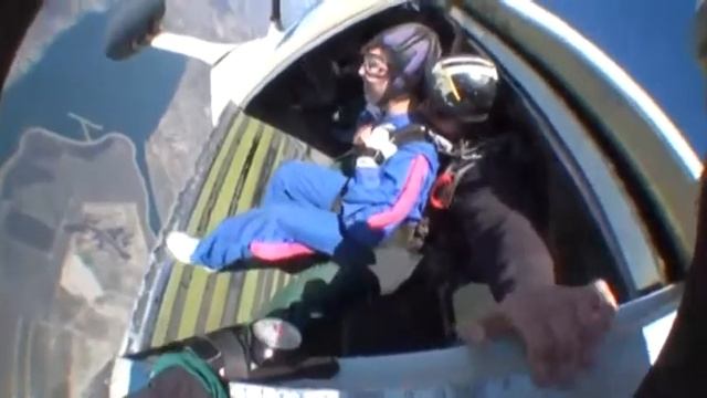 Tara Lee SKYDIVES!!! смотреть онлайн